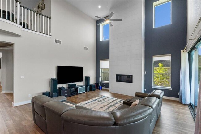 Building Photo - 820 Palamos Dr