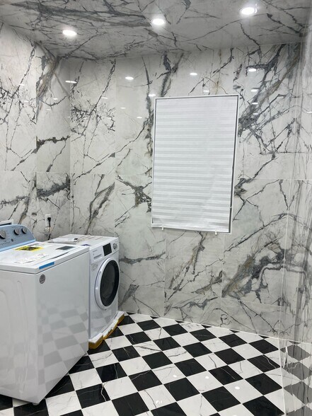 Building Photo - 1820 E 19th St