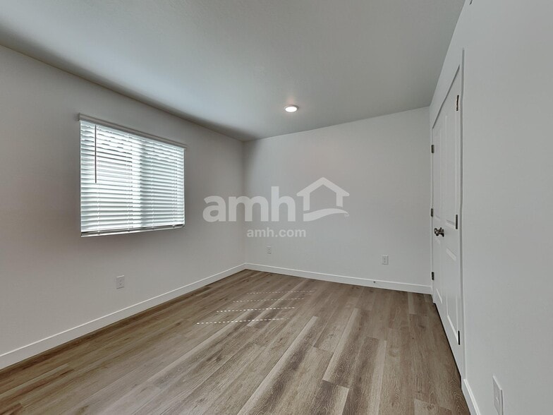 Building Photo - 9721 W Tamarisk Ave
