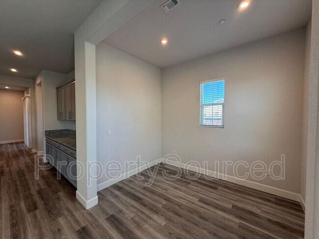 Building Photo - 614 Madrone St