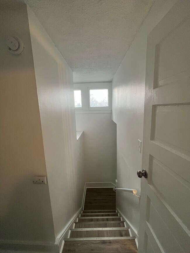 Building Photo - 3-Bed Home w/ Driveway & Enclosed Porches – Convenient Rochester Location