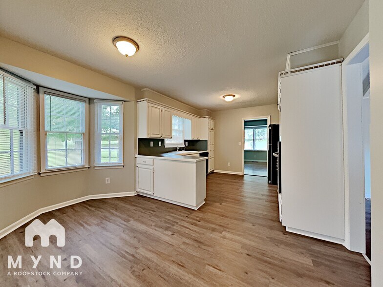 Building Photo - 204 Moon Cir