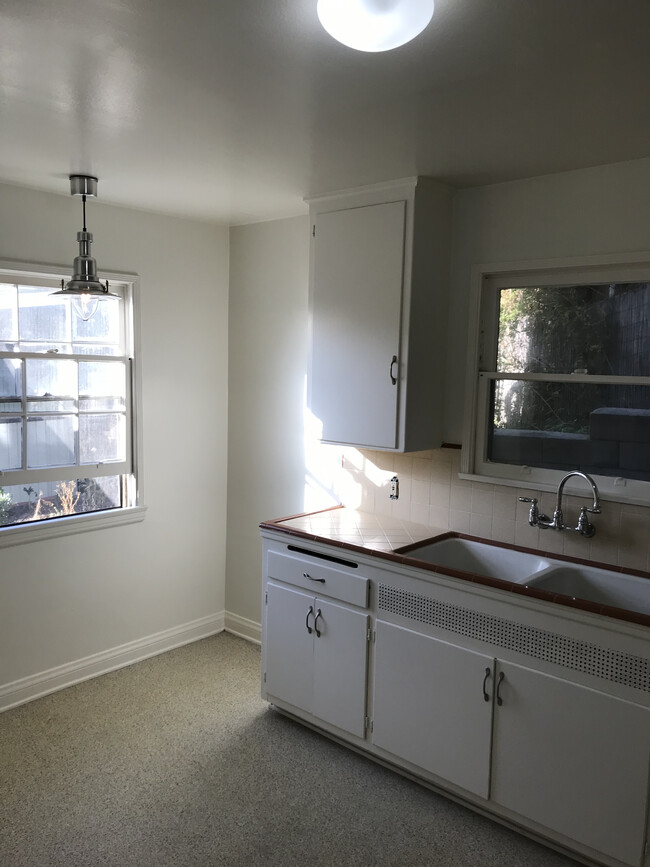 Great natural light throughout whole unit - 2966 Hyperion Ave