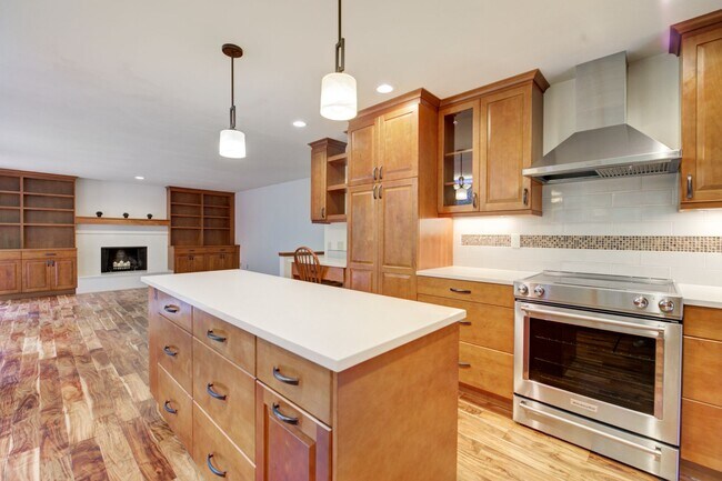 Building Photo - 5bd/3.5ba Bellevue House