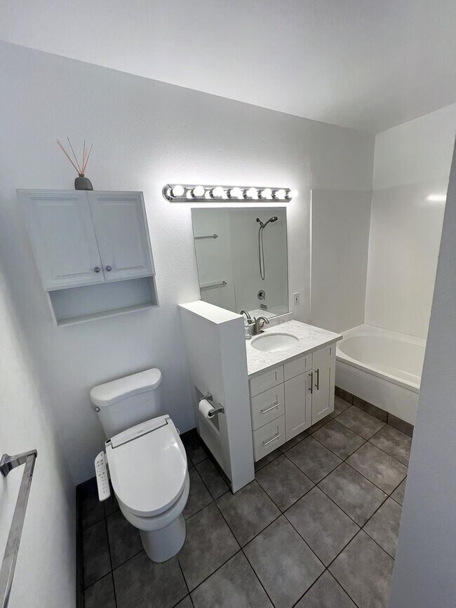 Building Photo - Palm Court 2 bedroom and 2 bathroom ground floor unit with 2 parking