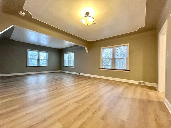 Building Photo - 297 W Larch Ave