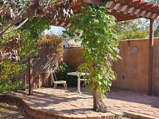 Building Photo - 112 Calle Palomita