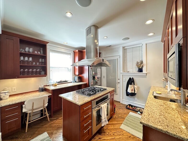 Building Photo - 1410 W Cornelia Ave