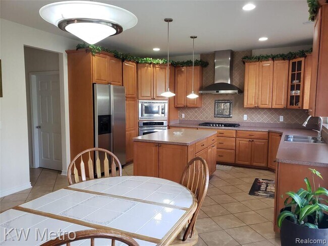 Building Photo - 1227 Letica Dr