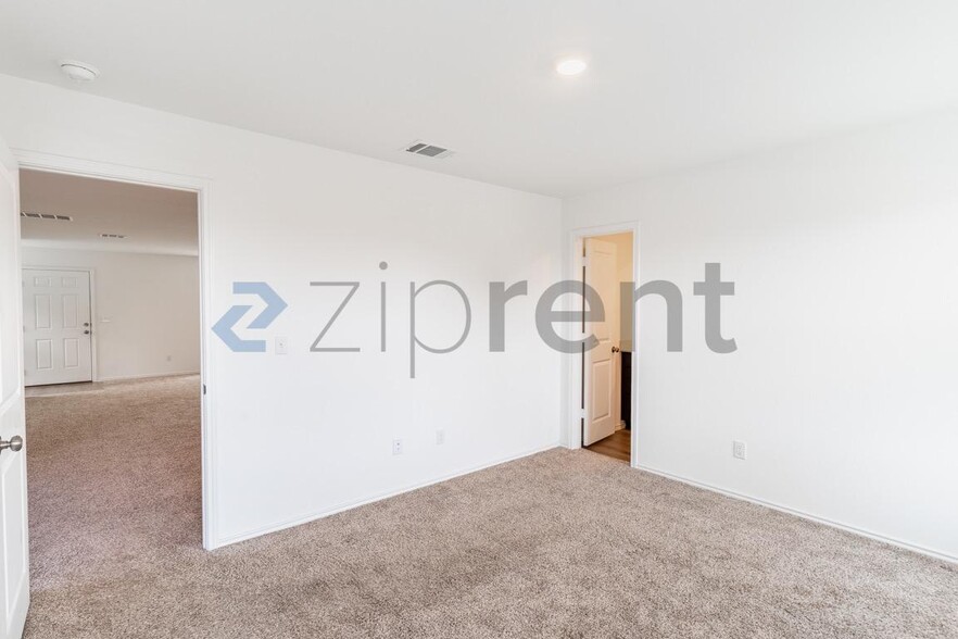 Building Photo - Unit