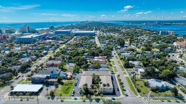 Building Photo - 400 Oakridge Blvd