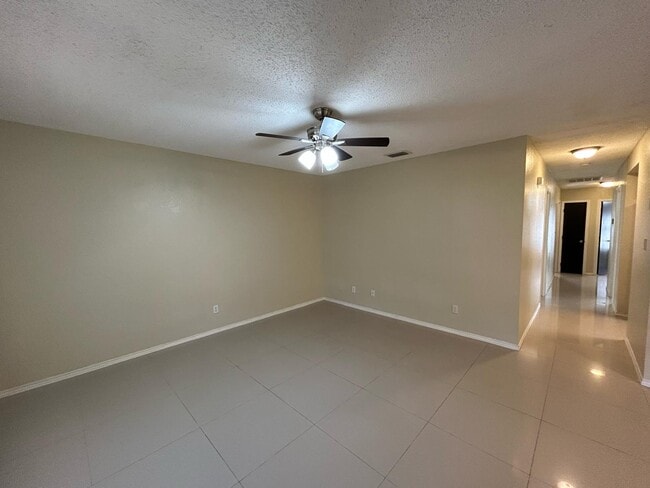 Building Photo - 3921 Zinnia Ave