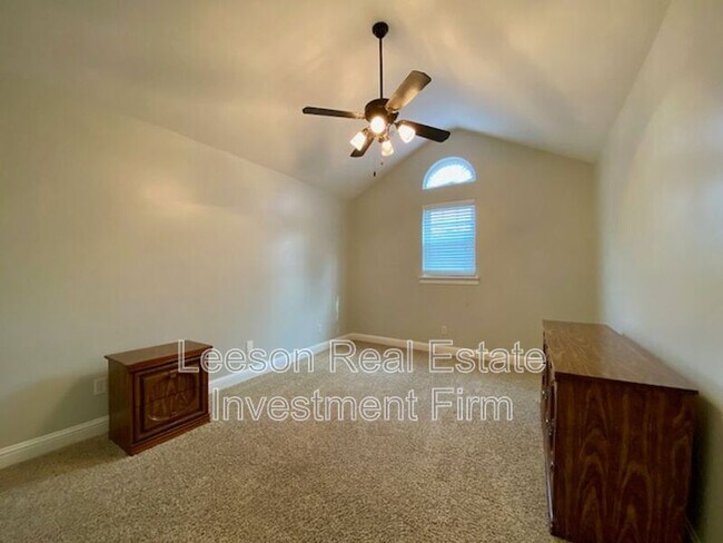 Building Photo - 5706 Wood Ridge Dr