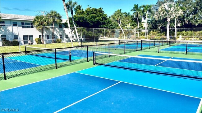 Building Photo - 2 High Point Cir W