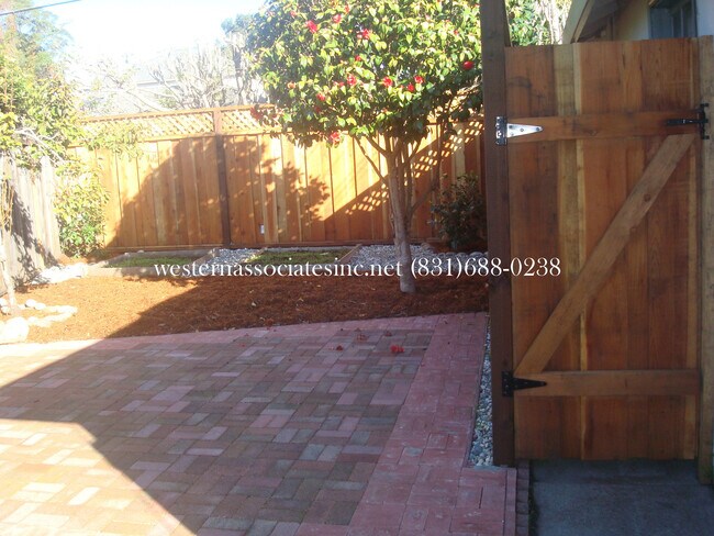 Building Photo - 511/515 Sunset Dr.