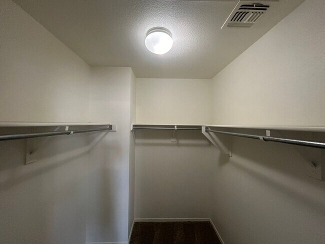 Building Photo - 4 Bedroom 2.5 Bath