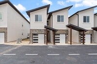 Building Photo - 1 month FREE rent Lake Travis Luxury!