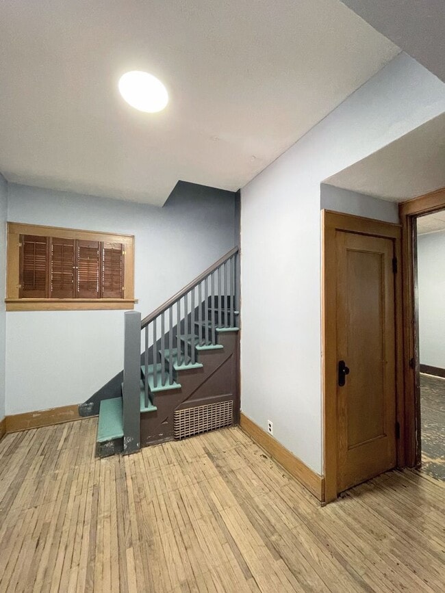 Building Photo - Large 4 bedroom home