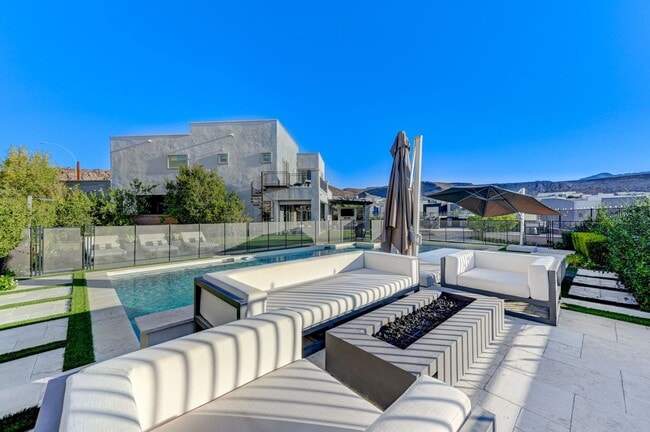 Building Photo - Distinctive Fully Furnished Estate in The Canyons!