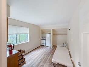Building Photo - Quaint Furnished Affordable Studio in Town...