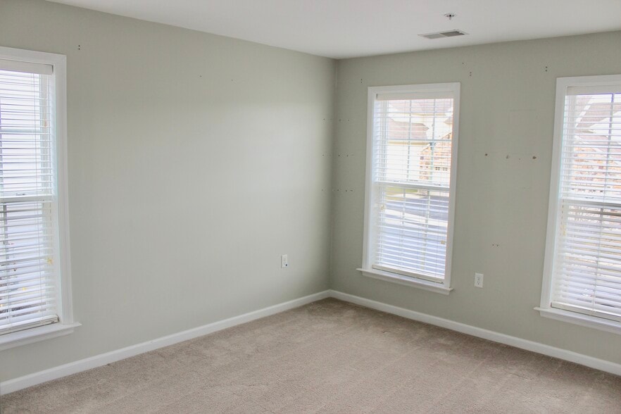 Building Photo - 855 Fawn Ln