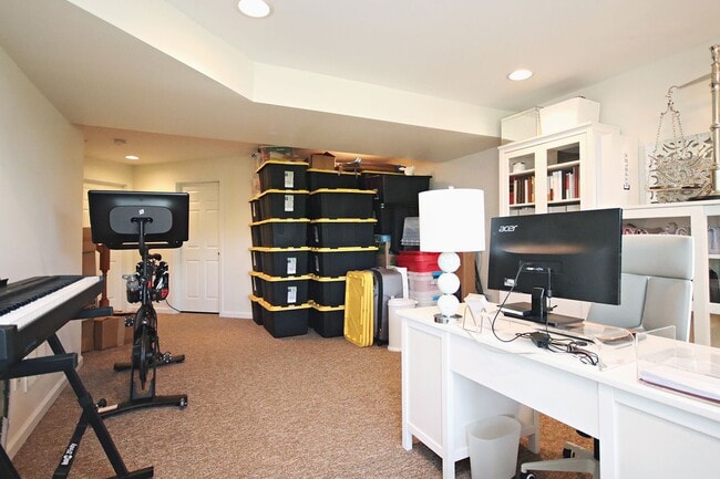 Building Photo - Small Pet-Friendly End-Unit Pantops Townhome