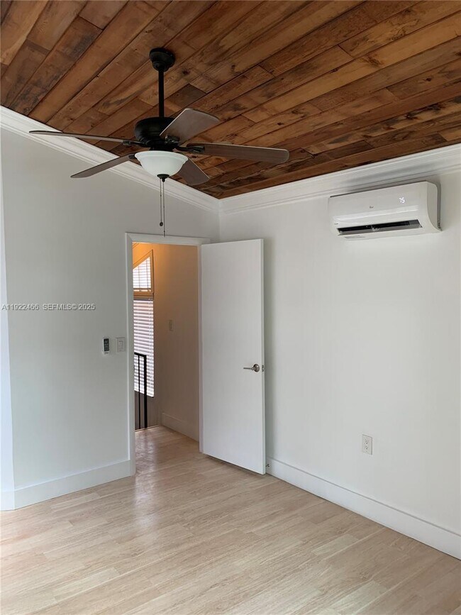 Building Photo - 310 SW 34th Ave