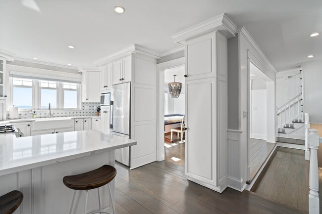 Building Photo - 207 Beach Ave
