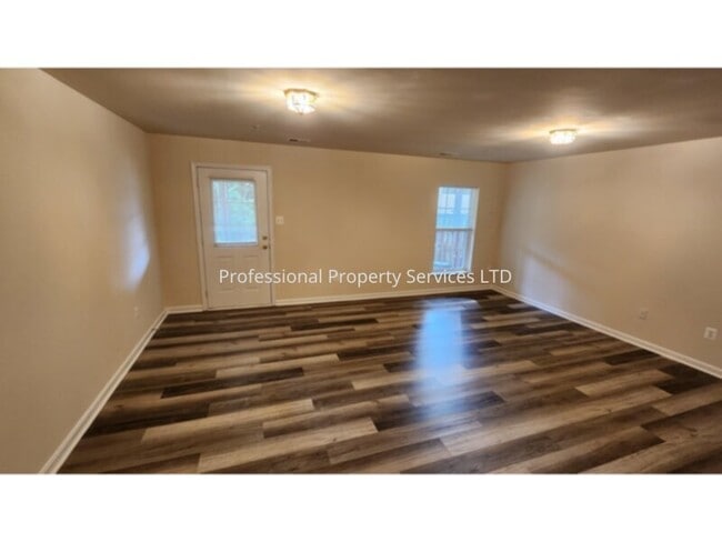 Building Photo - Luxury Townhome in the Villages of Urbana