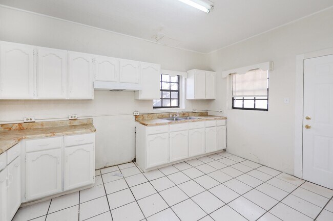 Building Photo - 311 Matamoros St