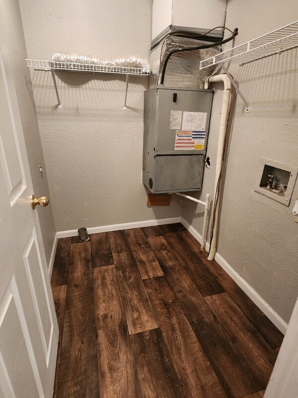 Building Photo - 2BED/1.5-2B15 BATH
