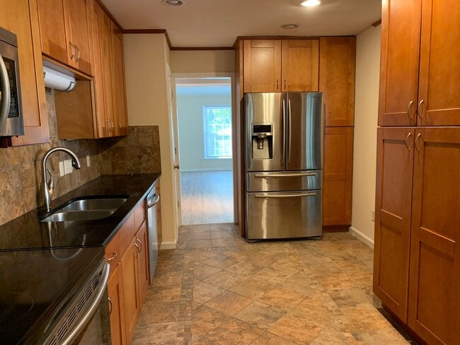 Building Photo - Available Now! Limited time price DROP! - End unit townhome