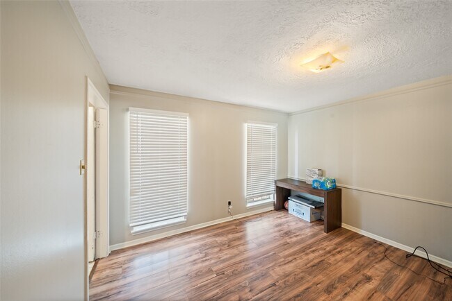 Building Photo - 715 Marne Ln