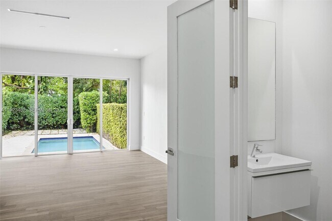 Building Photo - 2852 SW 32nd Ct