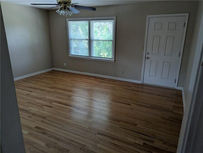 Building Photo - 514 Clover Dr