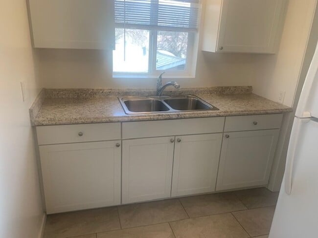 Building Photo - R8700A