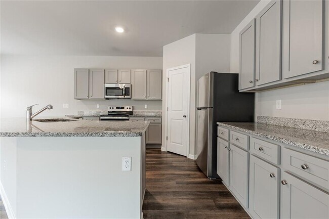Building Photo - 9220 Golfview Cir