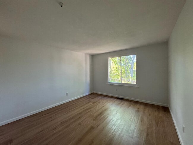 Building Photo - 233 Sagamore Hills Dr