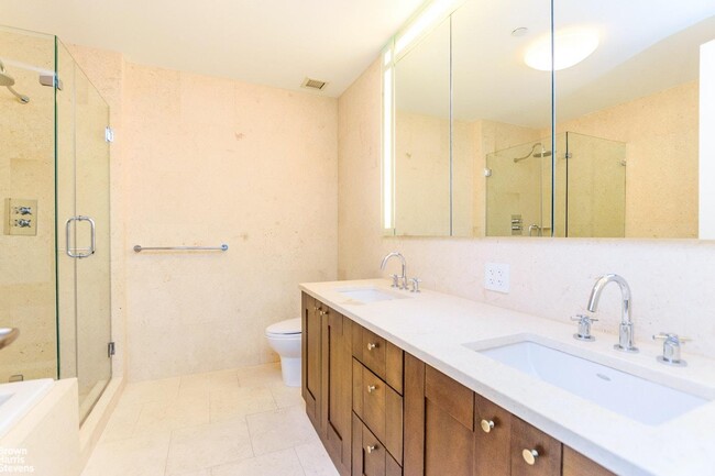 Building Photo - 640 W 237th St