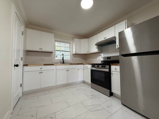 Building Photo - Now Leasing — 3 Bedroom Home in a Peaceful Area