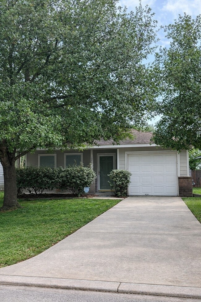 Building Photo - 15823 Regal Trace Ln