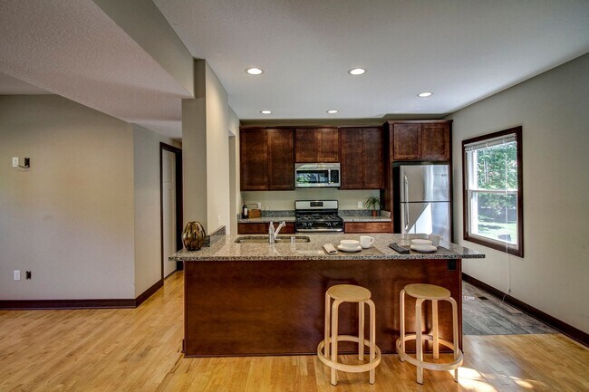Building Photo - Fully Renovated 5 Bedroom House Close to U...