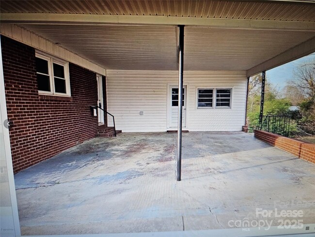 Building Photo - 1913 Flat Creek Rd