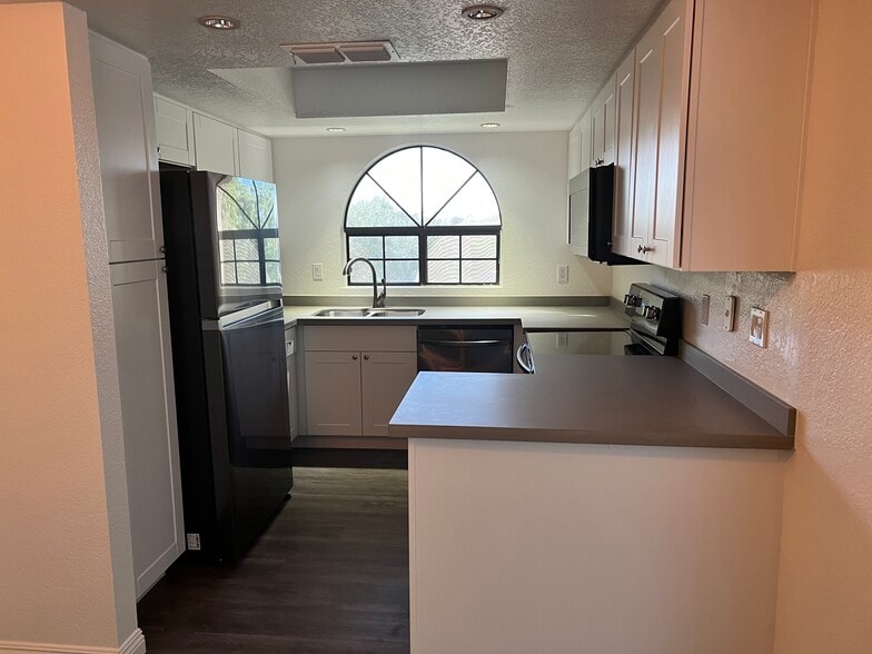 Kitchen - 839 S Westwood
