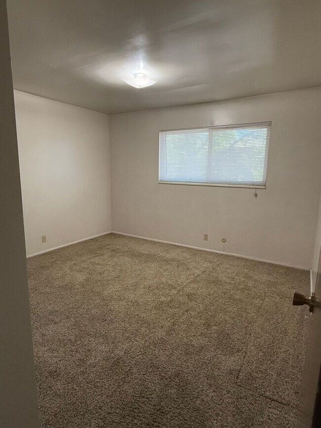 Building Photo - 2 Bed 1 Bath Orem Apartment by Orem Library AVAILABLE NOW! JUNE RENT FREE