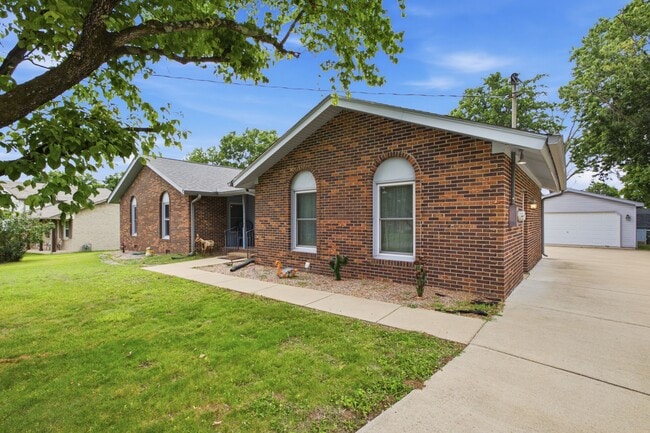 Building Photo - 4812 Sierra Dr