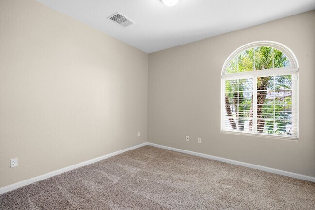 Building Photo - Beautiful home!