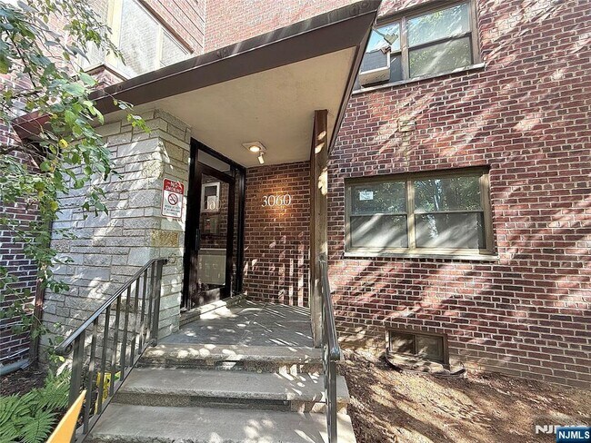 Building Photo - 3060 Edwin Ave