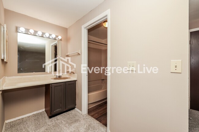 Building Photo - 4727 Stonehedge St