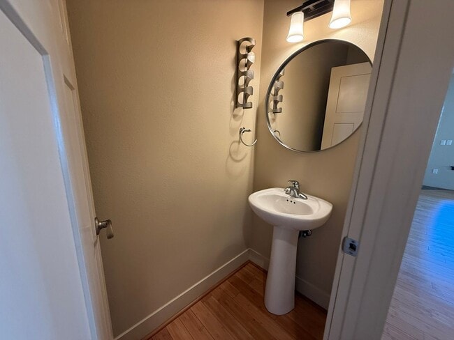 Building Photo - Application Pending - 2 Bedroom Townhouse For Rent In White Salmon